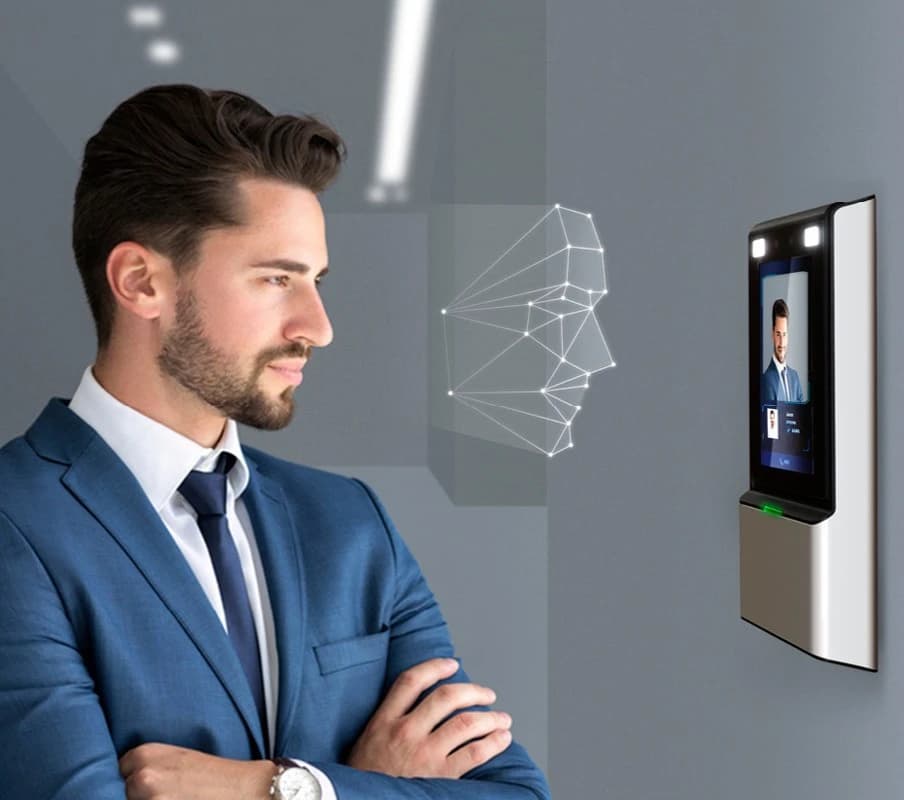 Lector biométrico de control de acceso instalado junto a una puerta corporativa