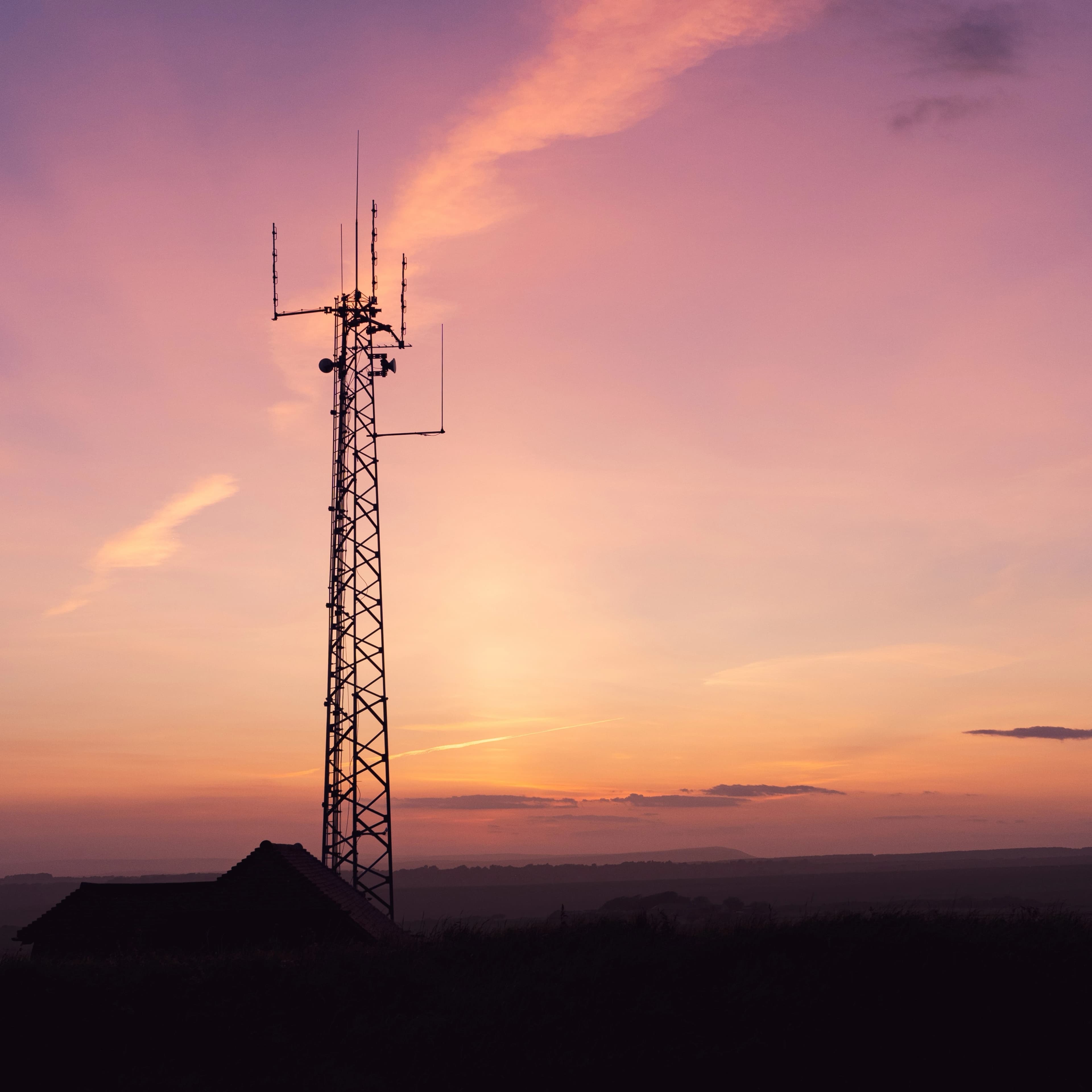 Torre autosoportada de telecomunicaciones con antenas instaladas